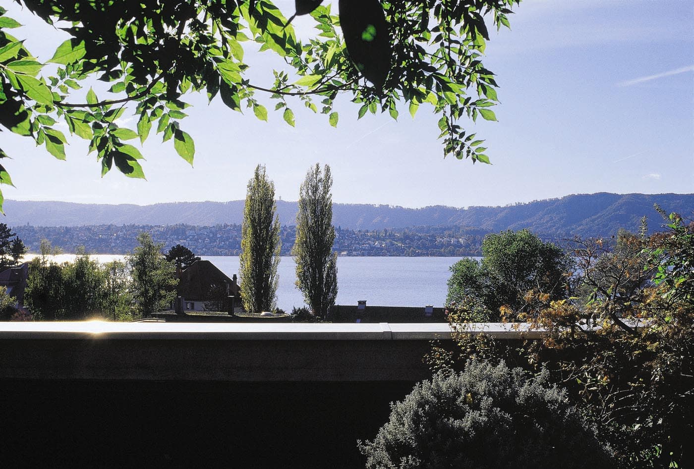 Blick von der Klinik Tiefenbrunnen auf den Zürichsee